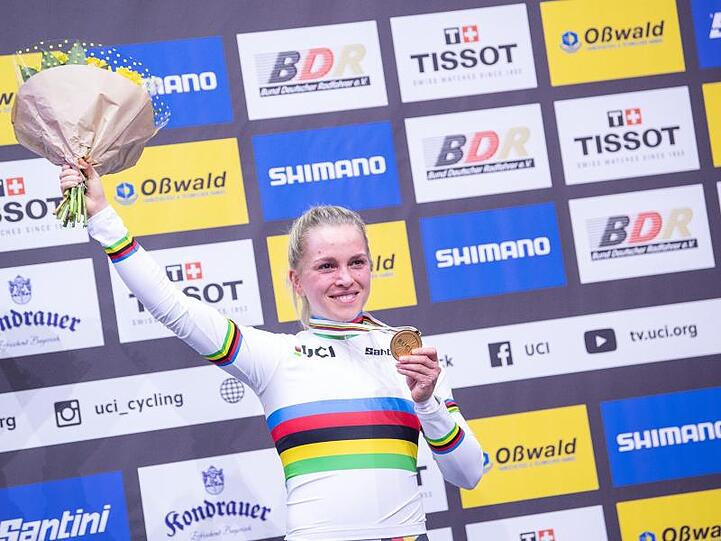 Goldmädchen: Emma Hinze feiert ihre zweite Goldmedaille bei der Bahnrad-WM in Berlin.