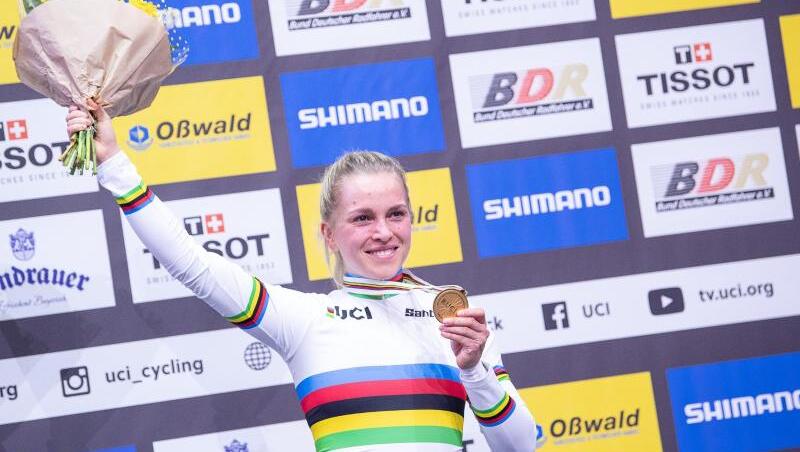 Goldmädchen: Emma Hinze feiert ihre zweite Goldmedaille bei der Bahnrad-WM in Berlin. Goldmädchen: Emma Hinze feiert ihre zweite Goldmedaille bei der Bahnrad-WM in Berlin.