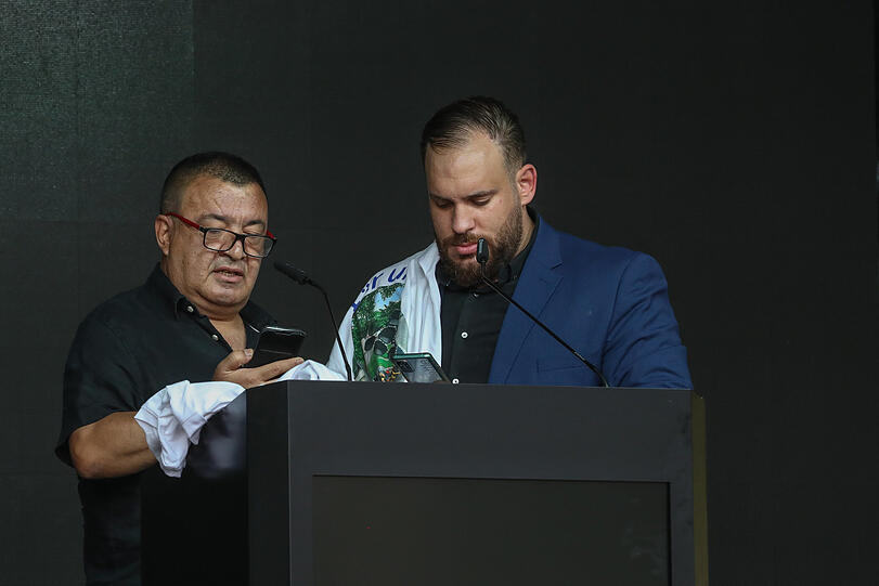 Sevda Dags Mann (l.) hat das Bild seiner toten Frau weiter vor Augen.