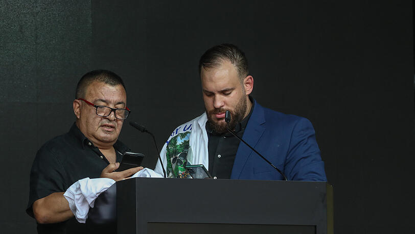 Sevda Dags Mann (l.) hat das Bild seiner toten Frau weiter vor Augen. Sevda Dags Mann (l.) hat das Bild seiner toten Frau weiter vor Augen.