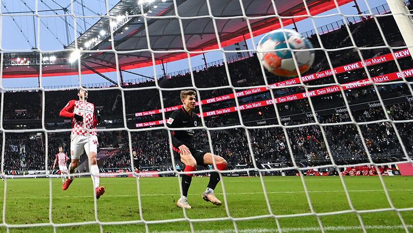 Frankfurts Jesper Lindström (r) erzielt das Tor zum 1:0. Der Mainzer Verteidiger Stefan Bell kann nicht mehr eingreifen.