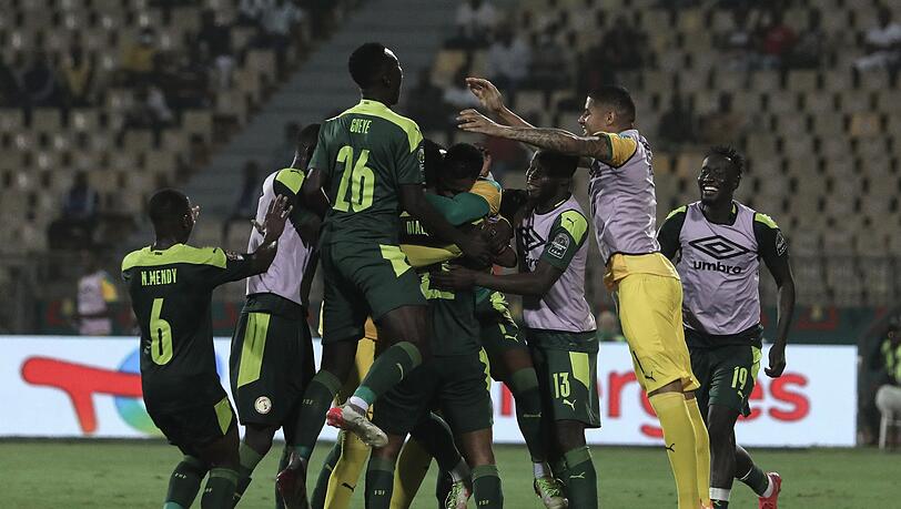 Die Spieler aus dem Senegal jubeln.