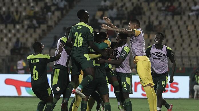 Die Spieler aus dem Senegal jubeln.