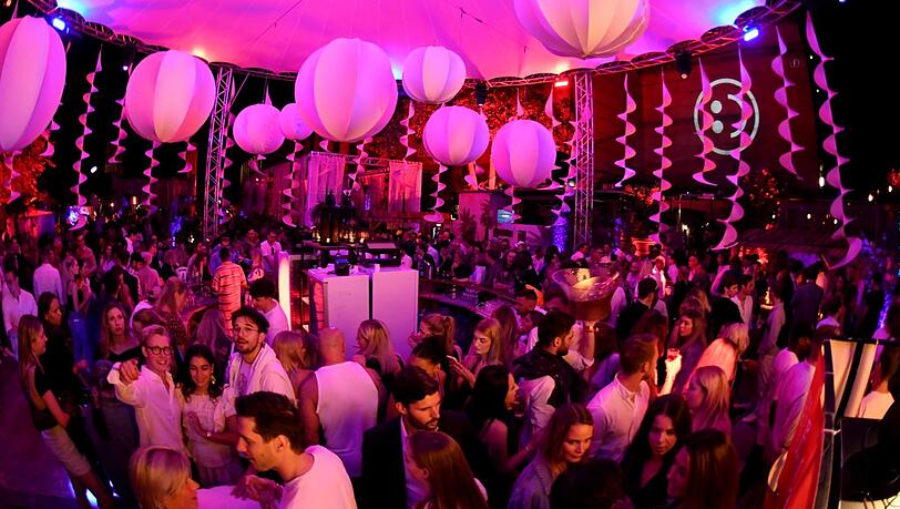 Zum Monatswechsel eigentlich traditionell verboten: laut feiern und tanzen wie hier in der Nobeldisco P1.