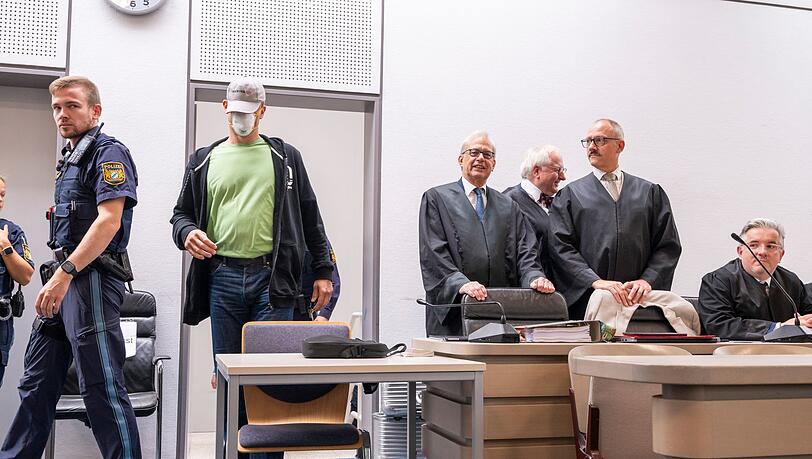 Der mutmaßliche Haupttäter kommt vor der Urteilsverkündung im Fall des Diebstahls des Manchinger Keltengoldes in den Gerichtssaal.