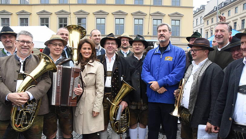 Bayern Ministerpr&auml;sident Markus S&ouml;der hatte im Januar gefordert, die Hymnenpflicht&nbsp;bei Schulabschl&uuml;ssen rasch umzusetzen. Jetzt soll sie bereits zum n&auml;chsten Schuljahr kommen. Immer die Bayernhymne und mindestens eine weitere Hymne (deutsche Nationalhymne und/oder Europahymne) sollen "in w&uuml;rdig-feierlicher Weise in den Festakt integriert werden". (Archivbild)