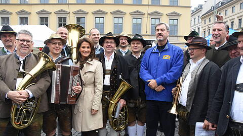 Bayern Ministerpr&auml;sident Markus S&ouml;der hatte im Januar gefordert, die Hymnenpflicht&nbsp;bei Schulabschl&uuml;ssen rasch umzusetzen. Jetzt soll sie bereits zum n&auml;chsten Schuljahr kommen. Immer die Bayernhymne und mindestens eine weitere Hymne (deutsche Nationalhymne und/oder Europahymne) sollen "in w&uuml;rdig-feierlicher Weise in den Festakt integriert werden". (Archivbild)