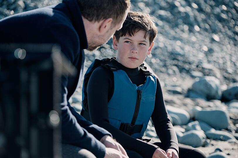 Detective Eric Bull (Rafe Spall) hofft, von James (Osian Emlyn), dem besten Freund des ermordeten Cefin, einen Hinweis auf das, was zuvor geschehen sein muss, zu bekommen.