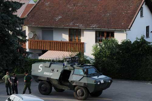 Gepanzertes Fahrzeug der Polizei vor dem Haus in Viechtach: Hier erschoss ein 49 Jahre alter Mann seine 46 Jahre alte Ehefrau