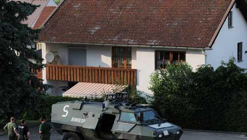 Gepanzertes Fahrzeug der Polizei vor dem Haus in Viechtach: Hier erschoss ein 49 Jahre alter Mann seine 46 Jahre alte Ehefrau Gepanzertes Fahrzeug der Polizei vor dem Haus in Viechtach: Hier erschoss ein 49 Jahre alter Mann seine 46 Jahre alte Ehefrau