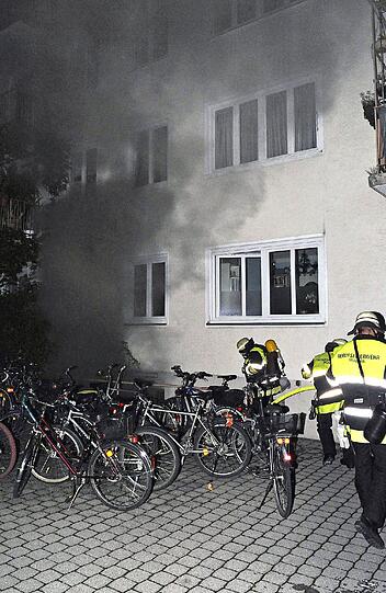 Starke Rauch-Entwicklung machte es manchem Bewohner schwer, das Haus zu verlassen.