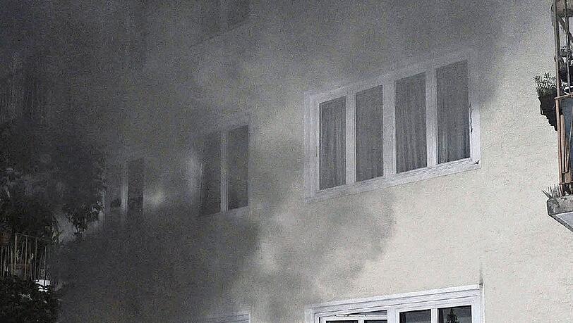 Starke Rauch-Entwicklung machte es manchem Bewohner schwer, das Haus zu verlassen. Starke Rauch-Entwicklung machte es manchem Bewohner schwer, das Haus zu verlassen.