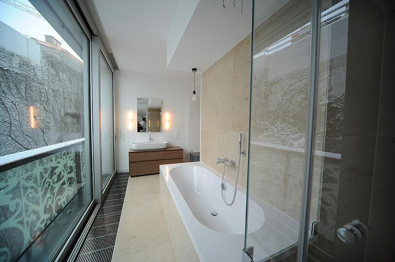 Puristisch: Das Badezimmer mit Badewanne.