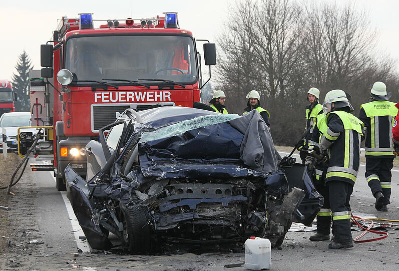 Schrecklicher Unfall auf der B12: Ein Auto fährt frontal auf einen entgegenkommenden Lkw und wird 30 Meter weit zurückgeschleudert. Der eingeklemmte Fahrer stirbt noch vor Ort.
