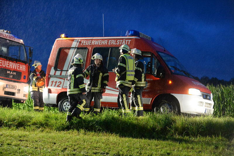 Der Wagen krachte in eine Hausmauer, der Fahrer wurde schwer verletzt. Die Bilder vom Unfallort.