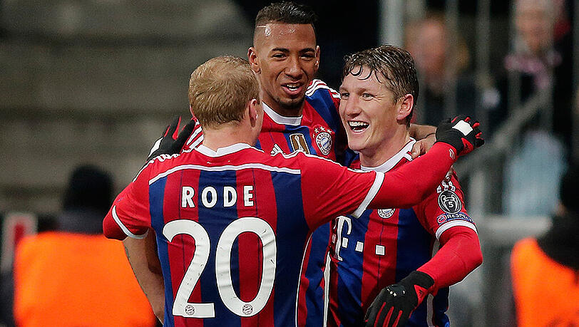 Bastian Schweinsteiger (r.) freut sich über seinen ersten Startelfeinsatz in der laufenden Spielzeit Bastian Schweinsteiger (r.) freut sich über seinen ersten Startelfeinsatz in der laufenden Spielzeit