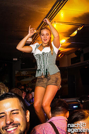 Etwas züchtiger, aber immer noch ganz schön sexy waren die After-Wiesn-Partys am Wochenende im Neuraum.