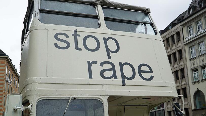 Slutwalk 2018 in München: Frauen und Männer kämpfen gemeinsam gegen Sexismus in der Gesellschaft und fordern sexuelle Selbstbestimmung für alle.