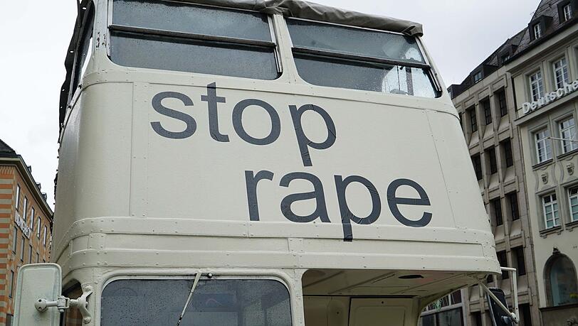 Slutwalk 2018 in München: Frauen und Männer kämpfen gemeinsam gegen Sexismus in der Gesellschaft und fordern sexuelle Selbstbestimmung für alle. Slutwalk 2018 in München: Frauen und Männer kämpfen gemeinsam gegen Sexismus in der Gesellschaft und fordern sexuelle Selbstbestimmung für alle.