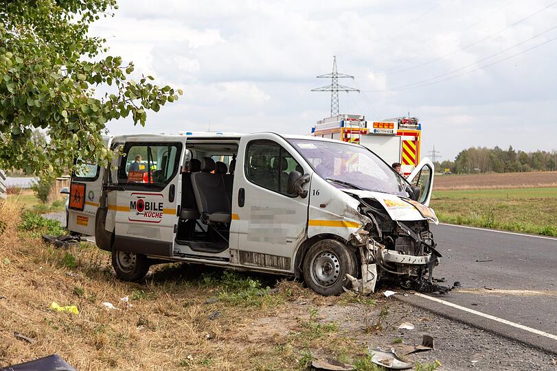 Schlimmer Unfall bei Coburg: Ein Schulbus ist dabei in den Gegenverkehr gerast - fünf Schulkinder wurden dabei schwer verletzt.