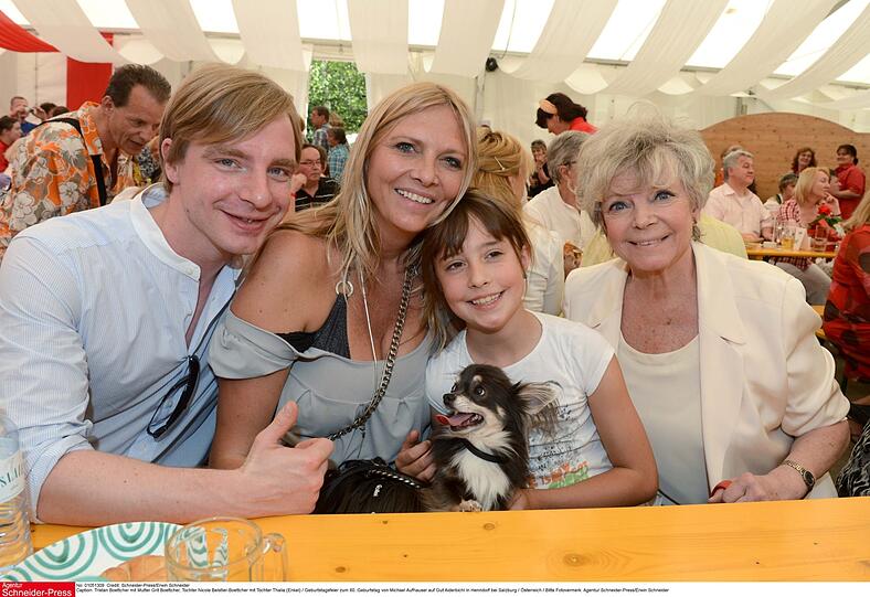 Familienmensch: Grit mit Sohn Tristan (wird im Herbst Vater), Tochter Nicole (zieht nächste Woche bei "Promi Big Brother" ein) und Enkelin Thalia.