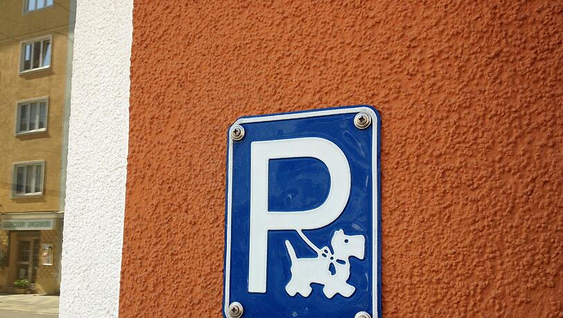 Dieser Platz ist nur für Vierbeiner reserviert. Dieser Platz ist nur für Vierbeiner reserviert.