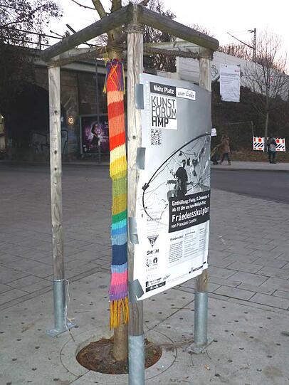 Alle Bäume am Hans-Mielich-Platz wurden mit bunten Strickschals ausgestattet, zugleich finden wunderschöne Bürgerfeste, zum Beispiel gerade erst das "Friedensfest" statt.