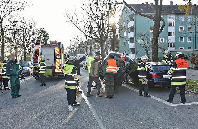 Während der Rettungsarbeiten war die Schönstraße komplett gesperrt.