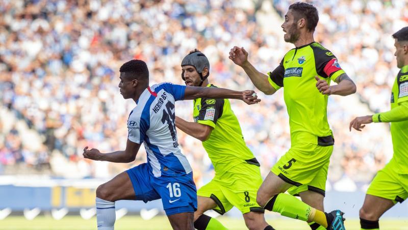Hertha-Spieler Javairo Dilrosun (l) setzt sich gegen eine Gruppe Paderborner durch und erzielt das 1:0. Hertha-Spieler Javairo Dilrosun (l) setzt sich gegen eine Gruppe Paderborner durch und erzielt das 1:0.