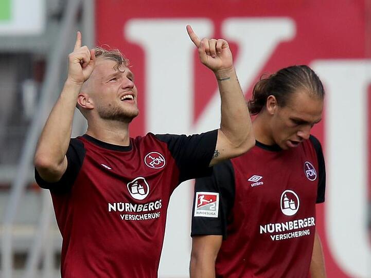 Der Nürnberger Johannes Geis (l) jubelt neben Michael Frey über seinen Treffer zum 1:0. Foto: Daniel Karmann