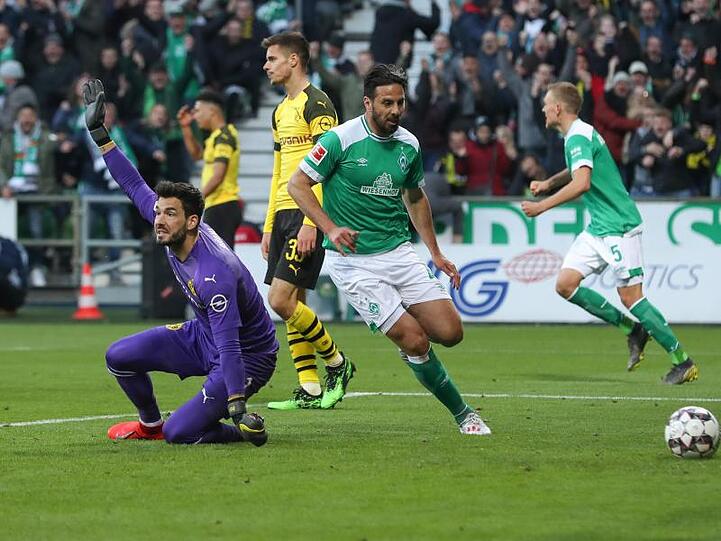 Claudio Pizarro (M) schiebt zum 2:2 für Werder ein - BVB-Keeper Roman Bürki ist geschlagen.