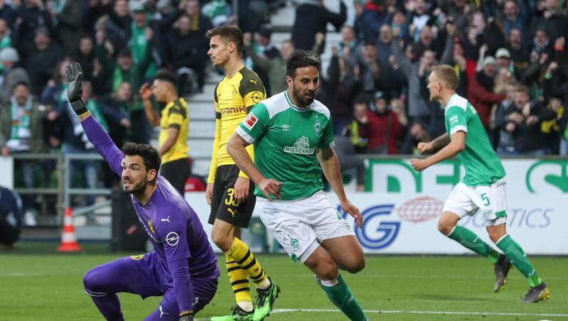 Claudio Pizarro (M) schiebt zum 2:2 für Werder ein - BVB-Keeper Roman Bürki ist geschlagen. Claudio Pizarro (M) schiebt zum 2:2 für Werder ein - BVB-Keeper Roman Bürki ist geschlagen.