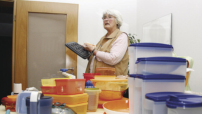 „Bei diesen Produkten werde ich temperamentvoll“: Die 69-jährige Hermine Hibler vor ein paar Tagen bei einer Tupperparty. „Bei diesen Produkten werde ich temperamentvoll“: Die 69-jährige Hermine Hibler vor ein paar Tagen bei einer Tupperparty.