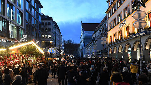Zu Black Friday haben viele Geschäfte in der Münchner Innenstadt abends länger geöffnet – und auch der Christkindlmarkt.