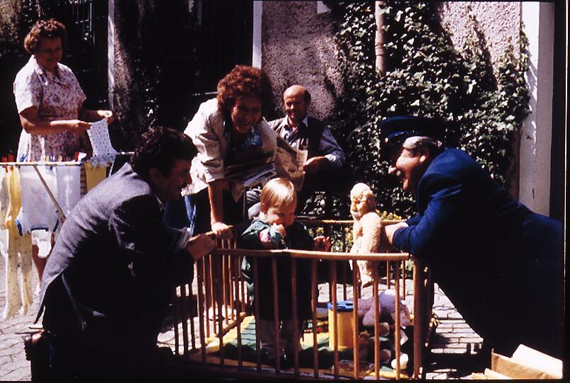 Idylle im Haidhauser Hinterhof: Martha(Veronika Fitz, Mitte), Costa (Janis Kyriakidis, zweiter von links) und Postbote Angerer (Willy Harlander, rechts) freuen sich über den Nachwuchs der Ostermeiers (Hans Stadlbauer und Sarah Camp). Idylle im Haidhauser Hinterhof: Martha(Veronika Fitz, Mitte), Costa (Janis Kyriakidis, zweiter von links) und Postbote Angerer (Willy Harlander, rechts) freuen sich über den Nachwuchs der Ostermeiers (Hans Stadlbauer und Sarah Camp).