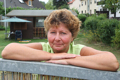 Anwohnerin Marianne Köppel genießt die ungewohnte Ruhe in ihrem Schrebergarten, bis das Gleisbett wieder repariert ist.