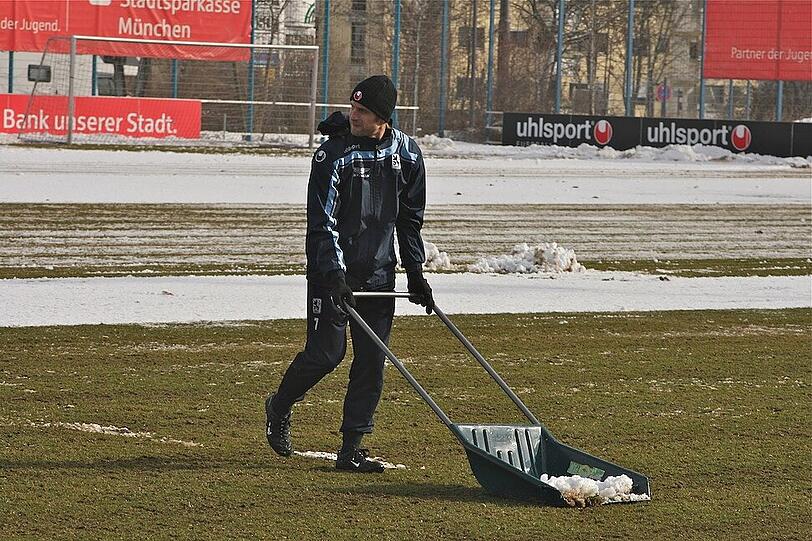 Tauwetter bei den Löwen: Am Donnerstag mussten die Sechzger an die Schneeschippe, bevor es ins Training ging. Schaufeln für den Erfolg - die Bilder von der Grünwalder.