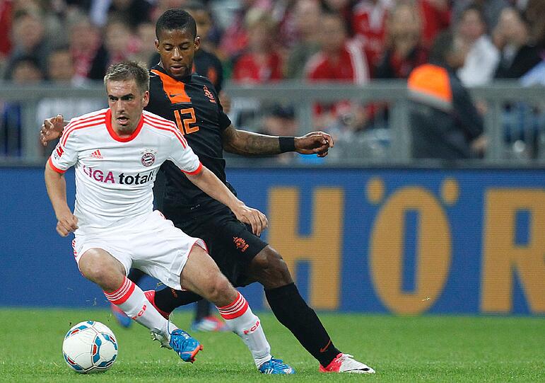 Philipp Lahm, Note 3
Musste in Halbzeit zwei zum Dienst antreten &ndash; als Zehner im Mittelfeld! Mal was anderes. Schluss mit den ewigen Rechts-Links-Diskussionen! Mittendrin statt außen rum! Spielte sich aber nicht wirklich fest auf dieser Position.