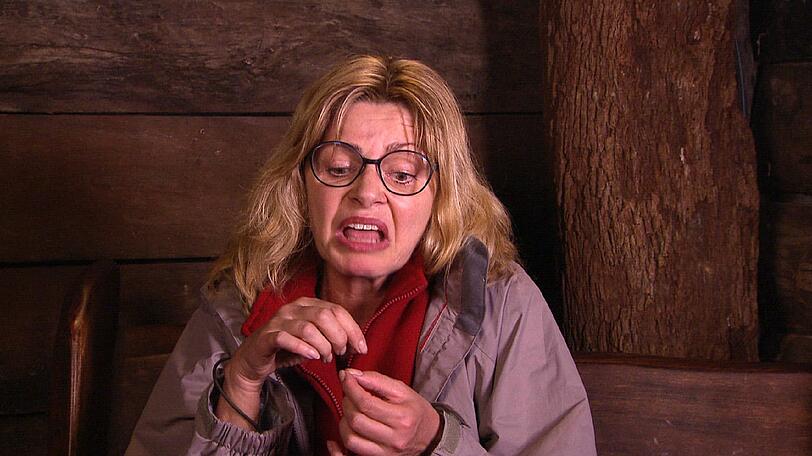 Maren ist auch mit ihrer Geduld am Ende: &bdquo;Den werden wir ihr sonst einflößen! Intravenös, wenn es sein muss.&ldquo;