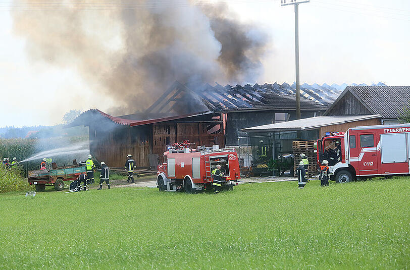 In Höllthal (Lkr. Mühldorf am Inn) brannte eine Maschinenhalle komplett aus. Die Bilder.