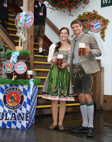 Auf der Wiesn müllerts: Thomas und Lisa bei ihrer Ankunft vor dem Käferzelt.