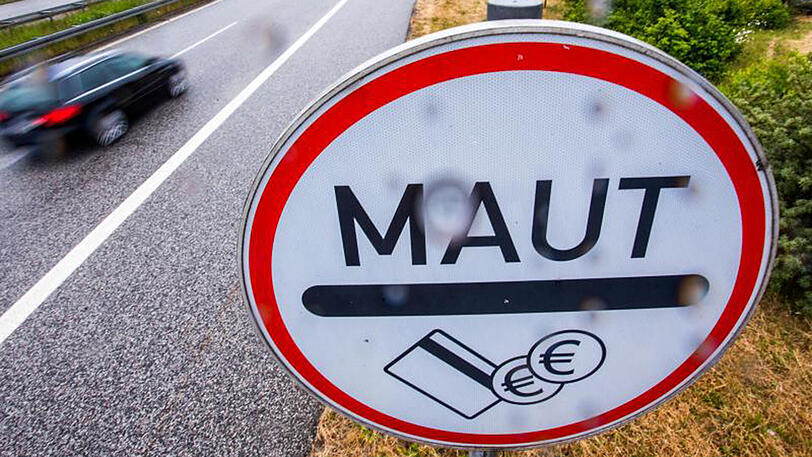 Verkehrsminister Dobrindt verspricht, dass nach Abzug der Kosten jährlich rund 500 Millionen Euro der Maut-Einnahmen zweckgebunden für Investitionen ins Straßennetz übrig bleiben sollen.