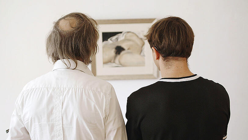 Rocky (Jan Henrik Stahlberg) und Thorben (Franz Rogowski) betrachten das, was sie ständig umtreibt. Rocky (Jan Henrik Stahlberg) und Thorben (Franz Rogowski) betrachten das, was sie ständig umtreibt.