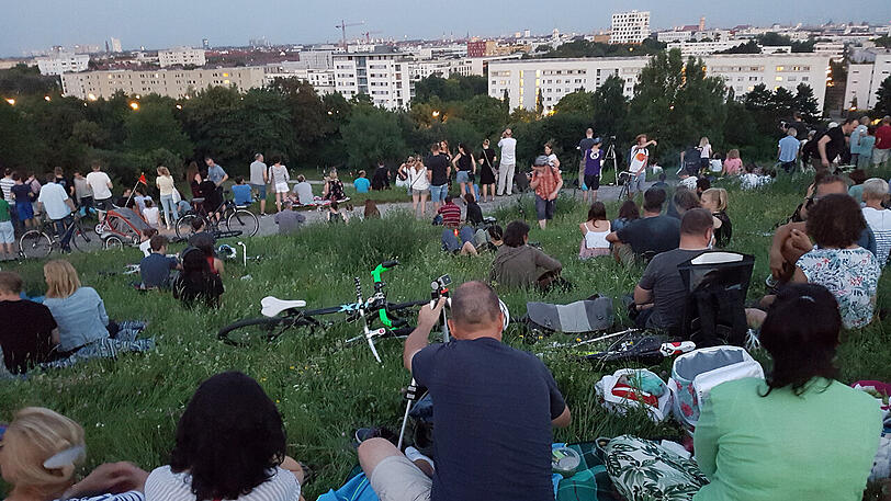 Sommernachtstraum unterm Sternenhimmel: Viele Münchner verfolgten das Spektakel auf dem Olympiaberg.