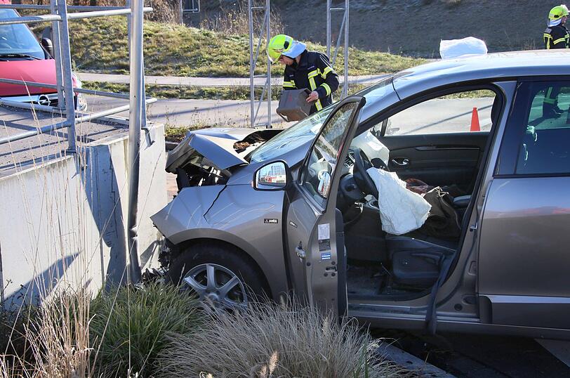 Ein Rentner hat am Mittwoch einen Kreisverkehr übersehen und dabei mehrere Verkehrsschilder umgefahren. Zwei Personen wurden schwer verletzt.