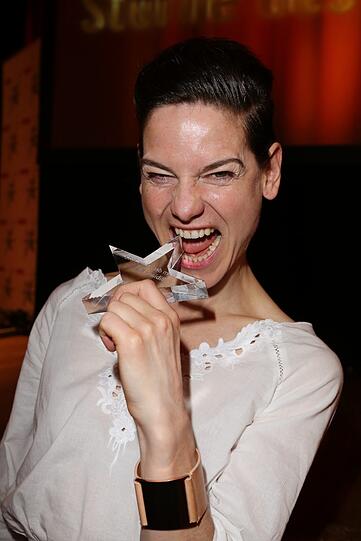 Überragend im Theaterstück &bdquo;Die bitteren Tränen der Petra von Kant&ldquo; (im Marstall): Schauspielerin Bibiana Beglau prüft ihren Stern auf seine Bissfestigkeit.