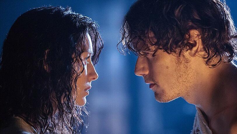 "Outlander": Zwischen Claire und Jamie knistert es gewaltig "Outlander": Zwischen Claire und Jamie knistert es gewaltig