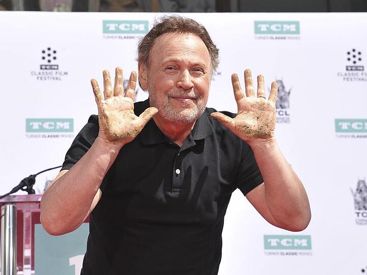 Der Schauspieler Billy Crystal (71) zeigt seine Hände, nachdem er sie während einer Hand- und Fußabdruckzeremonie vor dem TCL Chinese Theatre in der kalifornischen Filmmetropole in Zement gelegt hat.