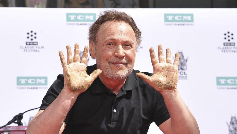 Der Schauspieler Billy Crystal (71) zeigt seine Hände, nachdem er sie während einer Hand- und Fußabdruckzeremonie vor dem TCL Chinese Theatre in der kalifornischen Filmmetropole in Zement gelegt hat. Der Schauspieler Billy Crystal (71) zeigt seine Hände, nachdem er sie während einer Hand- und Fußabdruckzeremonie vor dem TCL Chinese Theatre in der kalifornischen Filmmetropole in Zement gelegt hat.