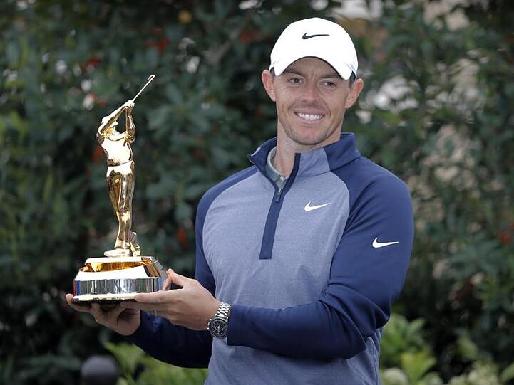 Der Nordire Rory McIlroy posiert nach seinem Sieg mit Trophäe.
